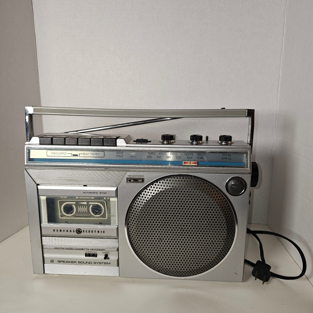 General Electric 3-5246A Vintage AM/FM Radio Cassette Recorder Boombox Silver